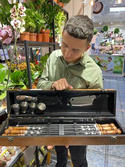 Набор шашлычный ПОДАРОЧНЫЙ в деревянном ящике (6 шампуров+нож+топорик+4стакана) средний 2К-305